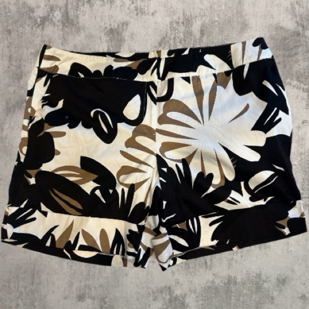 NWT Tribal Stretch-Extensible Women’s Tropical Print Shorts | Black White | 24W